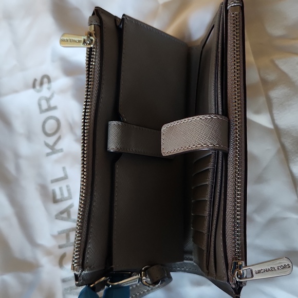 Michael Kors wristlet - Picture 6 of 6